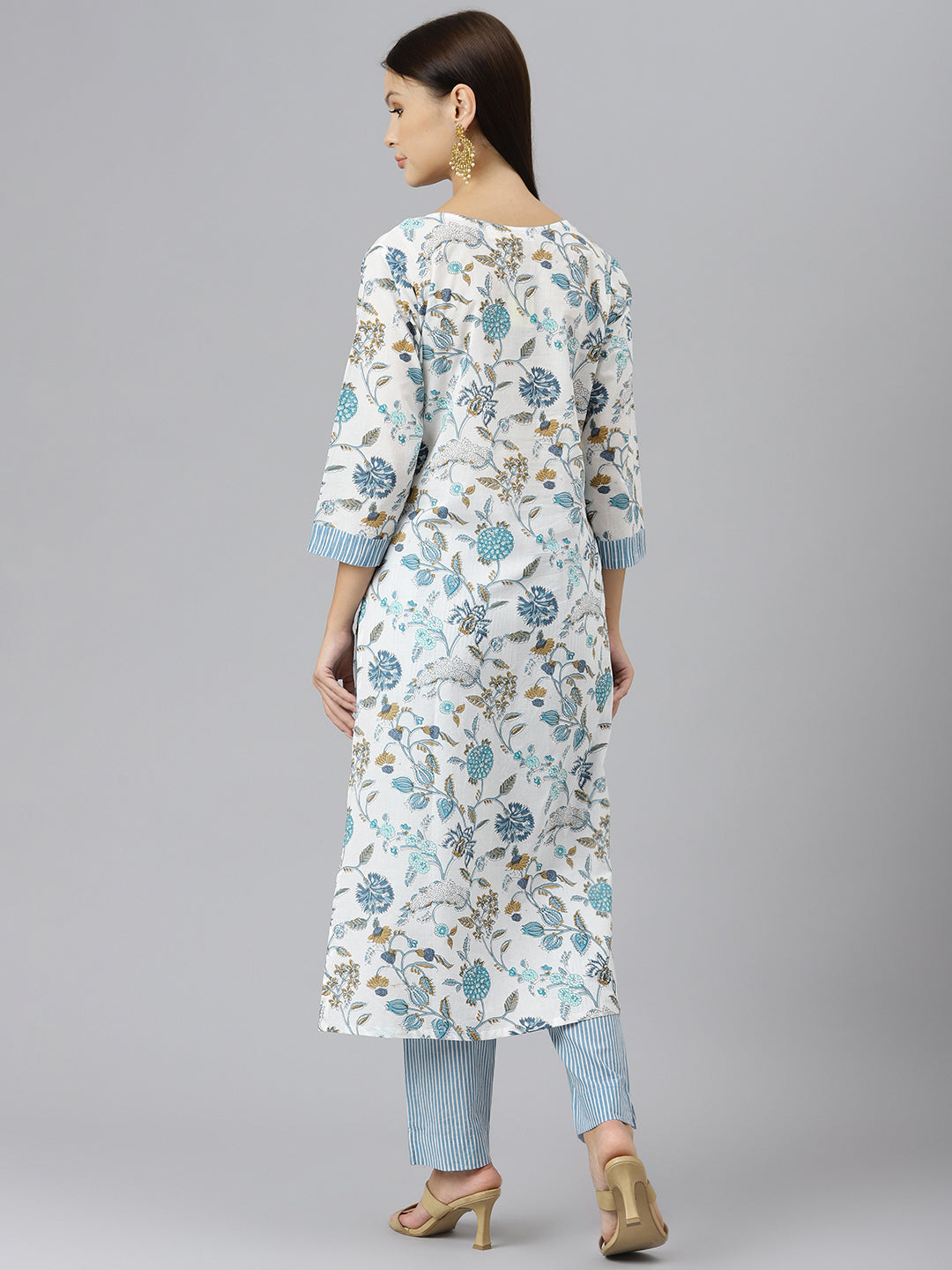 Women White Floral Printed Pure Cotton Kurta with Trousers in blue and white design