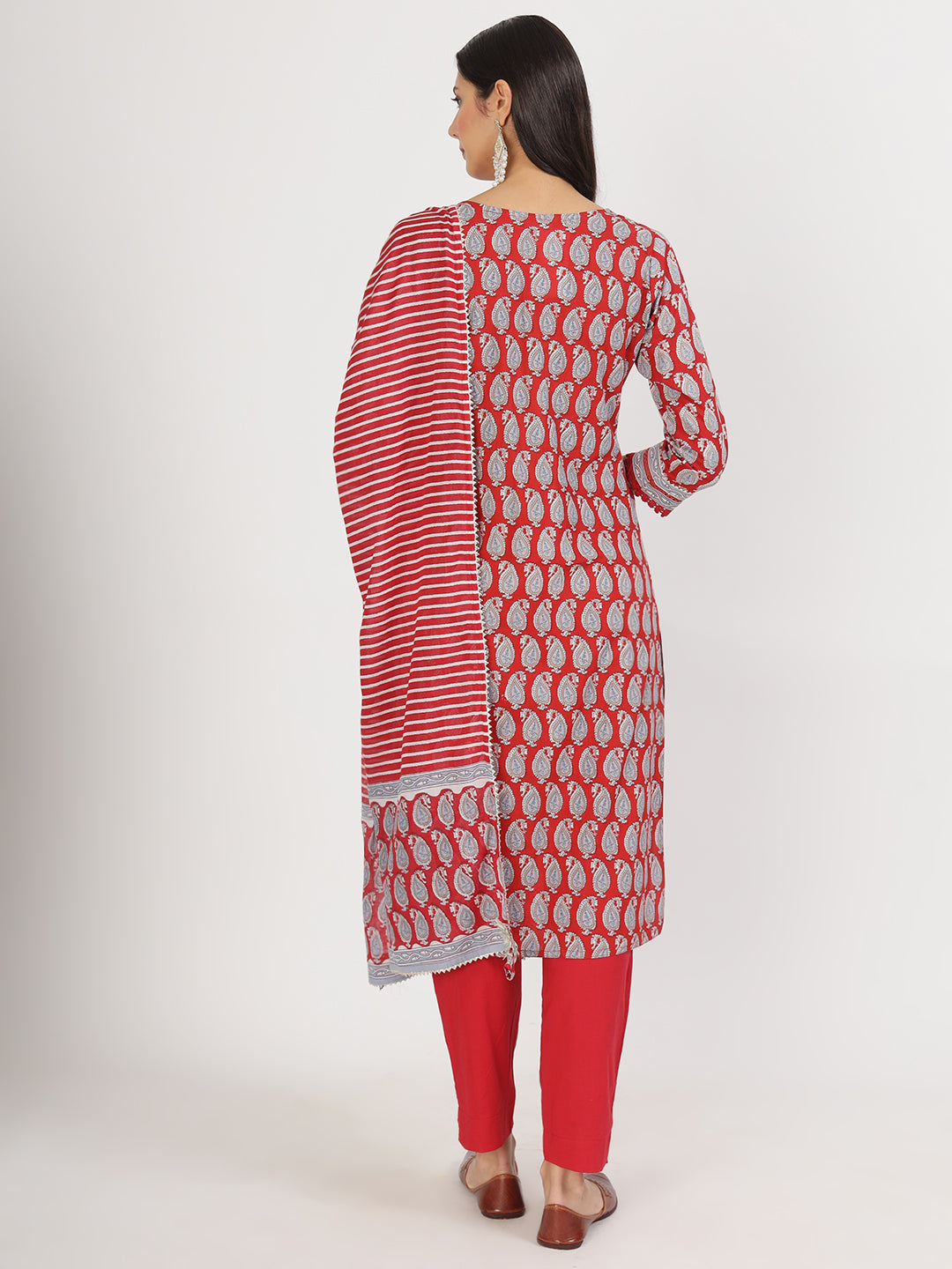 Woman wearing a Maroon Paisley Print Cotton Kurta Pants with matching dupatta