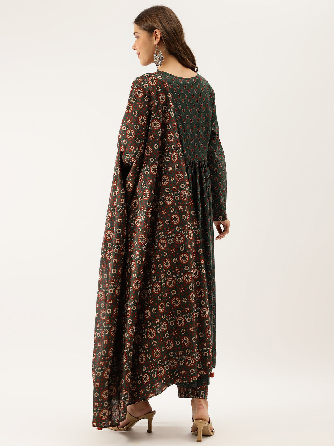 Green Floral Print Cotton Kurta Set with Dupatta featuring a flowing silhouette and loose sleeves